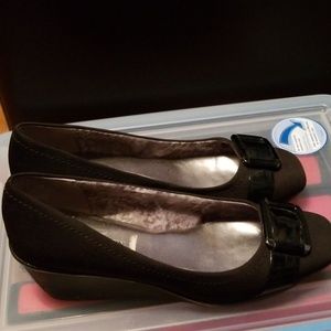 Black wedge dress shoe by Anne Klein iflex
